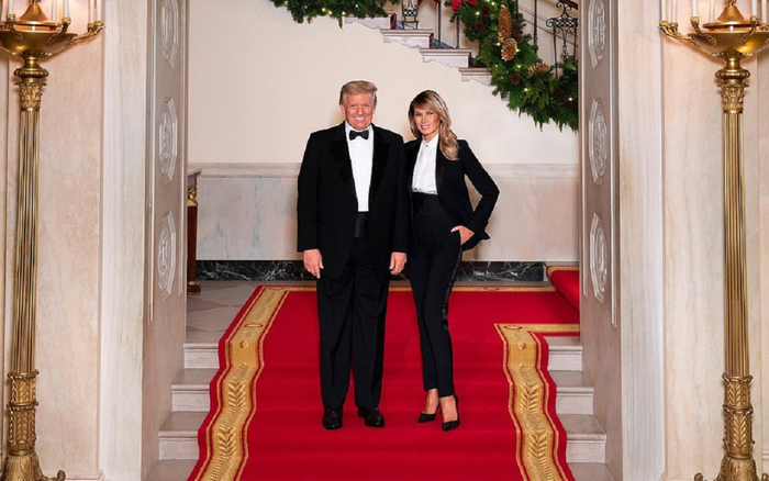 Vợ chồng Tổng thống Trump mặc trang phục ton sur ton chụp ảnh Giáng sinh