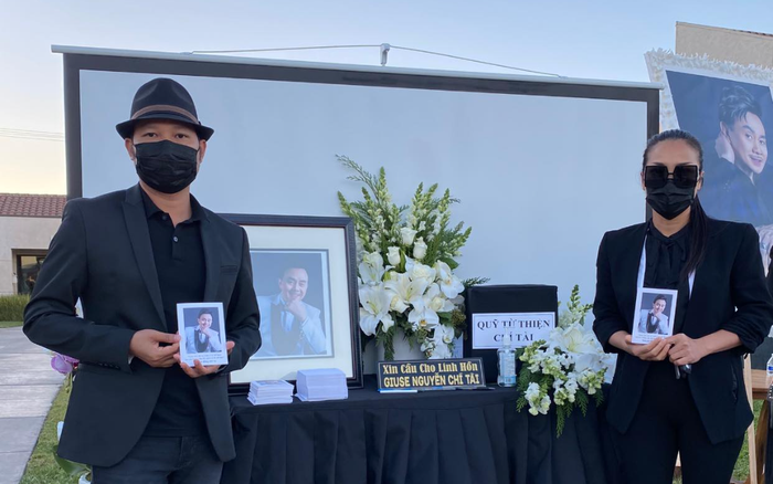 Vợ NS Chí Tài bật khóc khi nghe ca sĩ Hồng Ngọc hát ca khúc Cát Bụi để tiễn đưa chồng