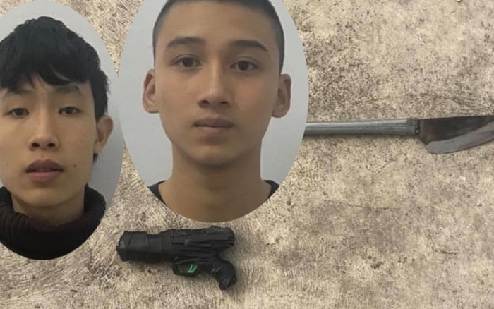 2 nam thanh niên dùng dao và dí súng nhựa đe dọa 2 nữ nhân viên siêu thị để cướp tài sản