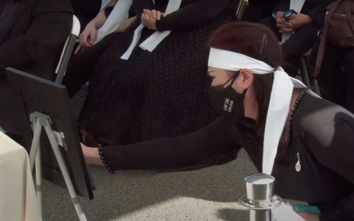 Ca sĩ Phương Loan khóc nấc đưa tay sờ di ảnh chồng lần cuối trước khi linh cữu được đưa đi hỏa thiêu