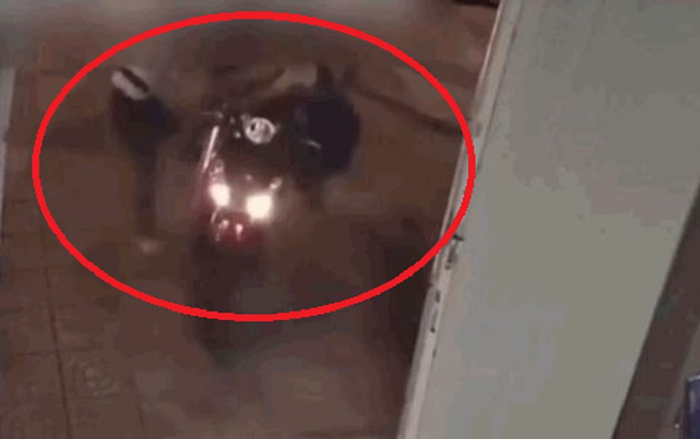 Phát hiện trộm bẻ khóa xe SH, nữ chủ nhà 'tung cước' khiến trộm tá hỏa bỏ chạy