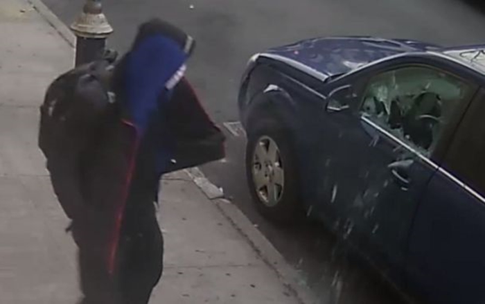 Khoảnh khắc kinh hoàng: Tay súng đeo khẩu trang nã đạn vào người phụ nữ trong ô tô