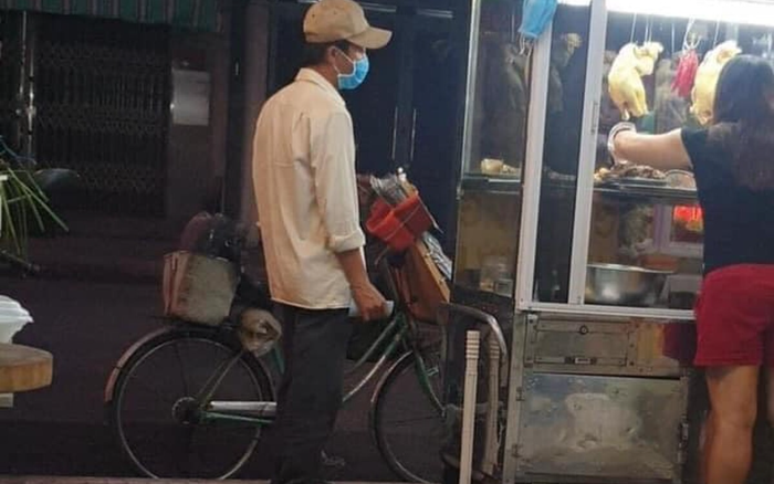 Chú bán hàng rong ngập ngừng xin mua hộp cơm chỉ 15k, hành động của cô chủ quán khiến tất cả xúc động