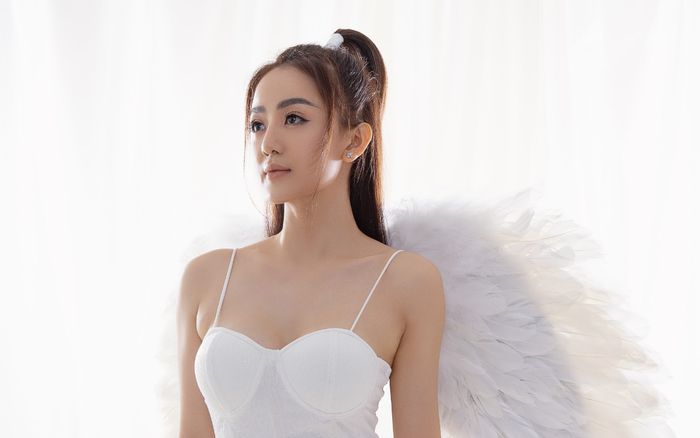 Học trò Đông Nhi gây chú ý với tạo hình thiên thần trong sản phẩm mùa Giáng sinh
