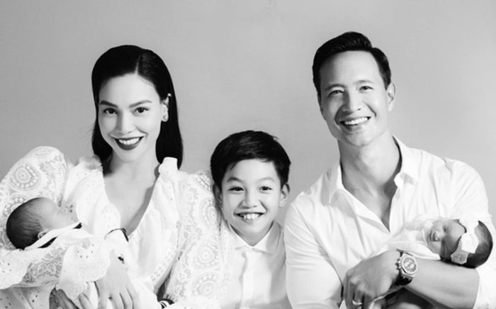 Hà Hồ khoe quà giáng sinh con trai Subeo tặng cho mẹ và bố dượng