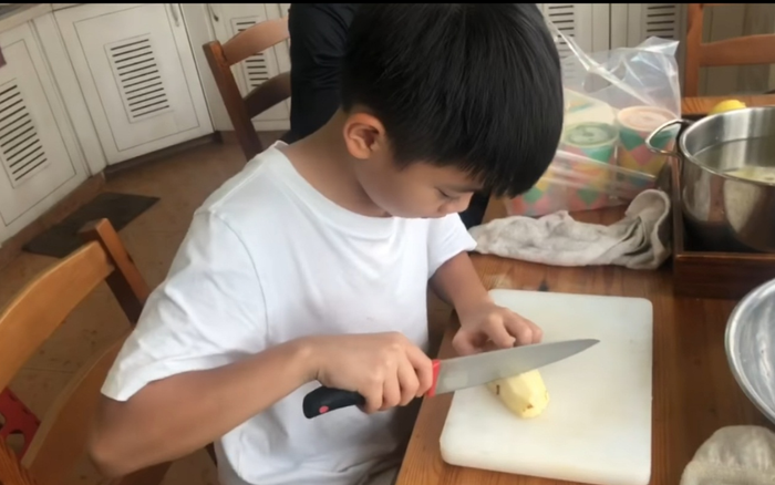 Bà ngoại Subeo không ngại cho cháu cầm dao, cùng nhau xuống bếp chuẩn bị đồ ăn cho Hà Hồ, Kim Lý