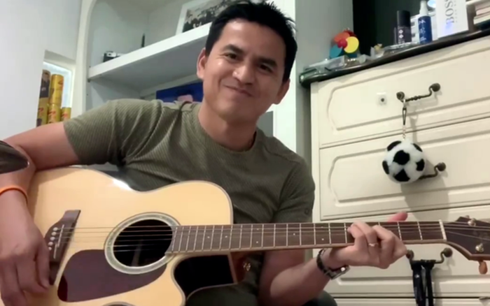 Kiatisak uống cà phê của bầu Đức, hát đầy ngẫu hứng ở khu cách ly