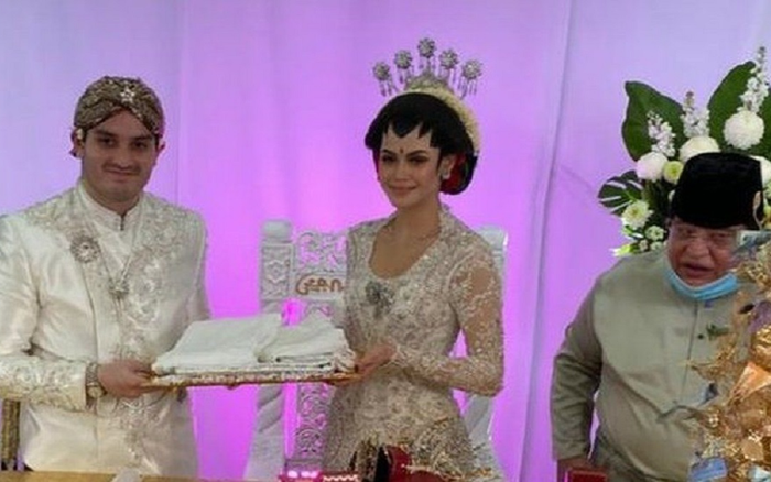 Hơn 10.000 khách kéo tới lễ cưới giữa COVID-19, vị trí tiếp khách của cô dâu chú rể gây chú ý