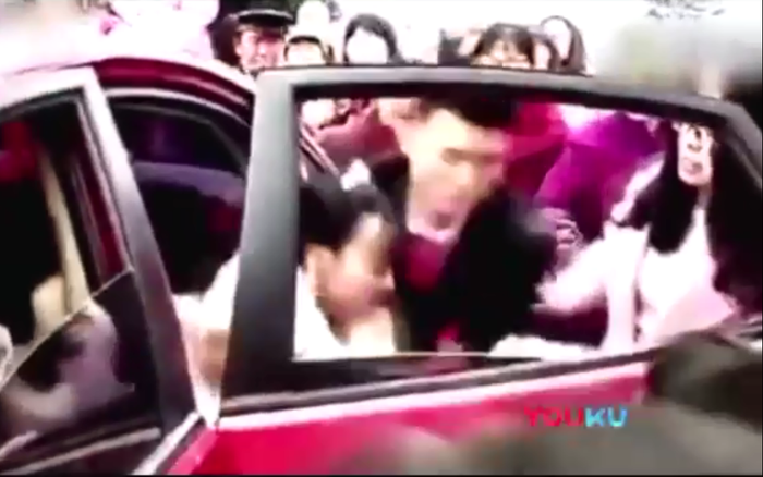 Nghi bị vợ 'cắm sừng', chú rể lôi tuột cô dâu khỏi xe hoa trong ngày cưới