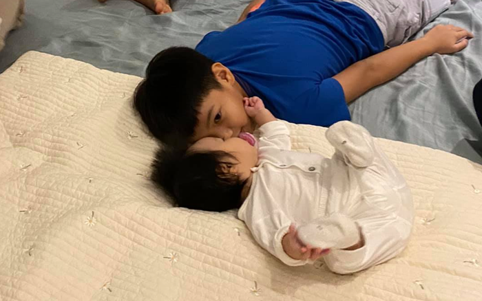 Ngọt lịm khoảnh khắc Subeo hôn em gái Suchin, Cường Đô La hạnh phúc nói: 'Những giây phút bình yên nhất!'