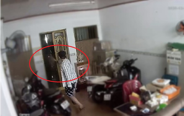 Clip: Nam thanh niên ngang nhiên xông vào nhà, xịt hơi cay vào mặt cụ bà