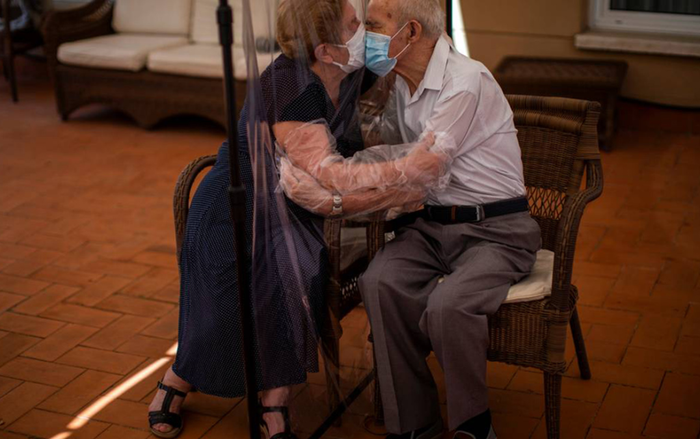 Thế giới giữa một năm COVID-19: Tình yêu trong khoảng cách