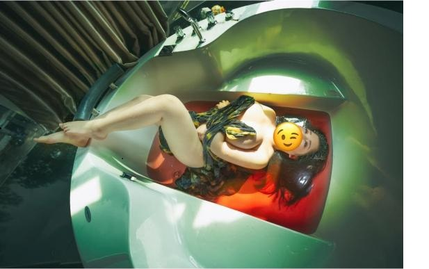 'Hotgirl ngực khủng' ở Hải Dương gây sốt với bức ảnh khỏa thân nằm trong bồn tắm