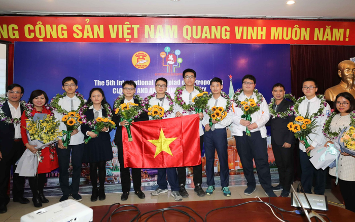 Học sinh trường Amsterdam Hà Nội xuất sắc giành 5 Huy chương Vàng tại Kỳ thi Olympic Quốc tế