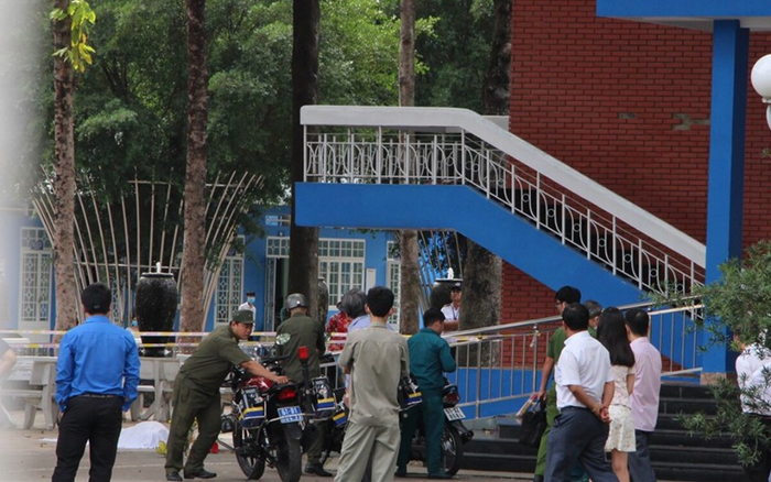 Nam thanh niên rơi từ tầng 3 xuống đất tử vong trong trường đại học Thủ Dầu Một