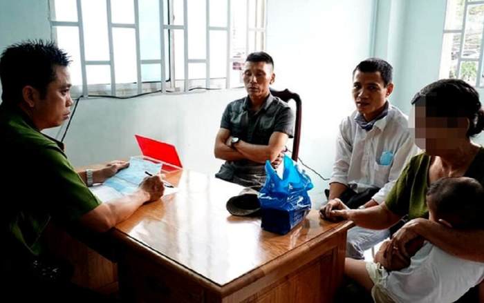 Tài xế xe ôm công nghệ trả lại 360 triệu đồng cho người phụ nữ đánh rơi