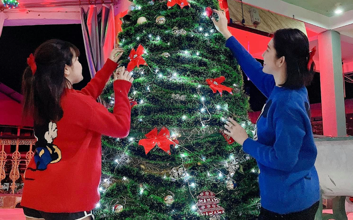 Đăng ảnh đón giáng sinh mộc mạc, Thúy Ngân bị netizen chê cơ đùi 'kém săn chắc'