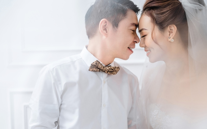 Công Lý và vợ trẻ kém 15 tuổi khoe nhẫn cưới tình tứ gây sốt MXH