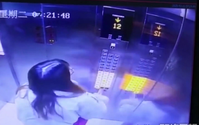 Thang máy đột ngột rơi tự do, người phụ nữ thoát chết trong gang tấc chỉ nhờ một hành động