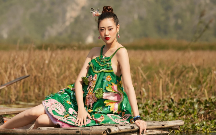 Hoa hậu Khánh Vân mặc váy yếm khoe xương quai xanh cực phẩm giữa thiên nhiên