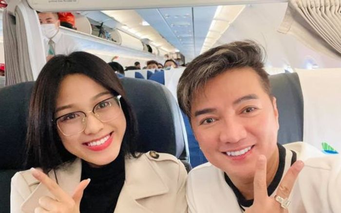 Bay chung chuyến với Đỗ Thị Hà, ca sĩ Đàm Vĩnh Hưng khen: Ngày càng xinh đẹp và sành điệu hơn