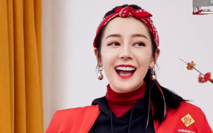 Địch Lệ Nhiệt Ba bị chê ăn mặc như bà thím, có nét phu thê với Hoàng Cảnh Du