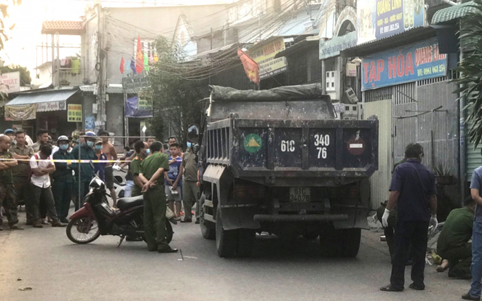 Bị xe máy vượt mặt, tài xế xe tải rút cơ bida đánh chết người đàn ông