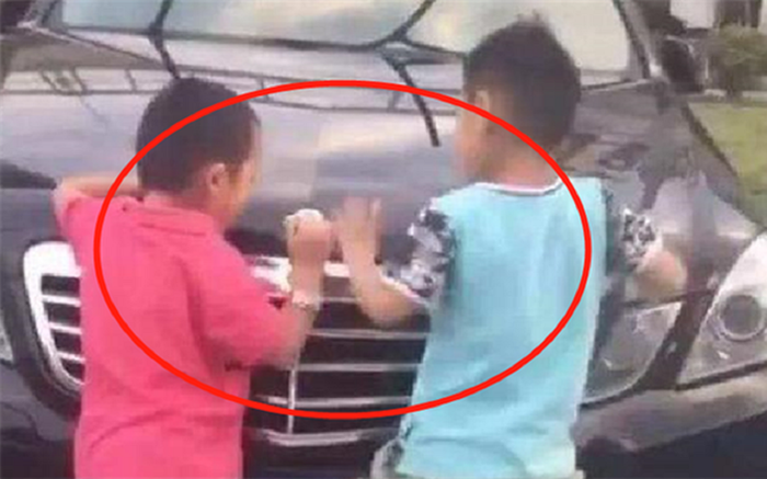 Phát hiện 2 cậu con trai bẻ trộm 14 logo xe ô tô trong chung cư, ông bố có lối cư xử khiến tất cả nể phục