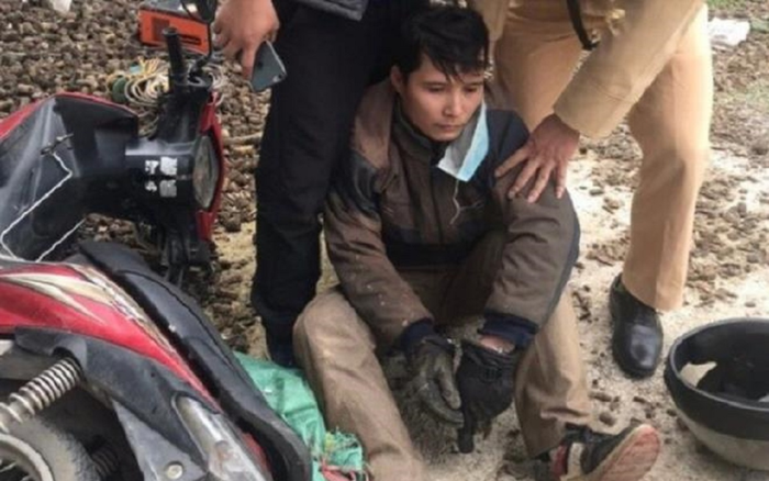 Kẻ 'ôm' ma túy trong người liều lĩnh tông thẳng xe vào một trinh sát văng xuống vực