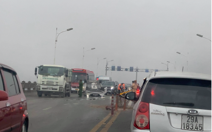 Ô tô mất lái lật ngửa sau va chạm giao thông trên cầu Vĩnh Tuy, nữ tài xế nhập viện cấp cứu