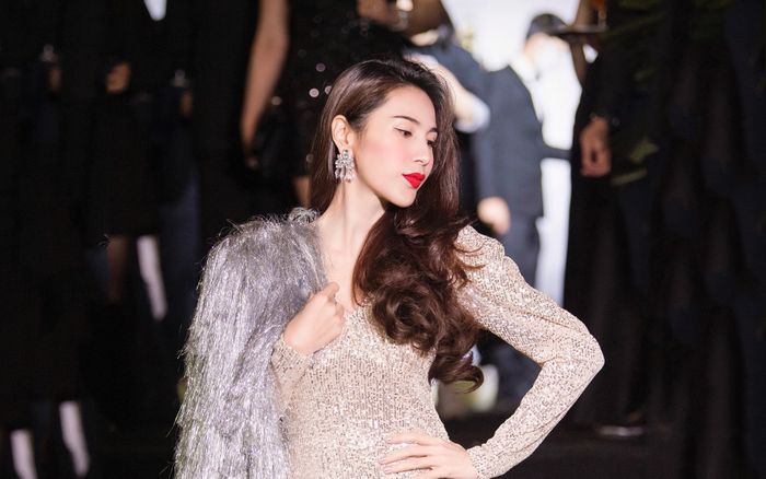 Thủy Tiên gợi cảm hơn bao giờ hết với váy sequin siêu ngắn, khoe cặp giò 'cực phẩm'