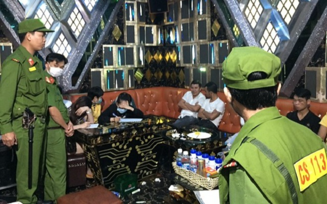 Phát hiện 27 nam thanh nữ tú dương tính với ma túy bên trong quán karaoke