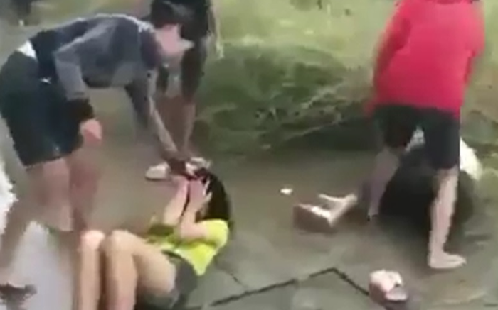 Hai nữ sinh THCS ở Đồng Nai bị chặn đánh dã man giữa đường