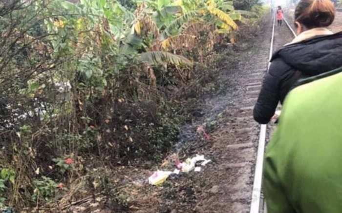 Bàng hoàng phát hiện thi thể bé trai nặng 2kg không mảnh vải che thân bên đường tàu