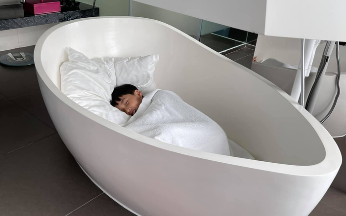 Con trai 'Chị Mười Ba' tới thăm bố mẹ nhưng... ngủ bồn tắm