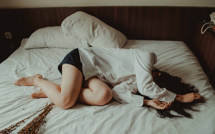 Mất người yêu vào tay bạn thân, cô gái còn bị bạn trai mỉa mai: 'Ngoài ngực to, cô còn ưu điểm gì không?'