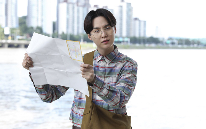 Cầm không vững mic, Suga (BTS) vẫn xuất trong concert online của Big Hit