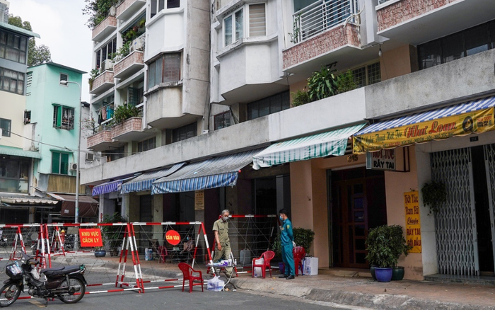 Lịch trình F1 của ca nghi nhiễm Covid-19 tại TP.HCM: Từng phục vụ quán karaoke, đến khách sạn, nhà thuốc