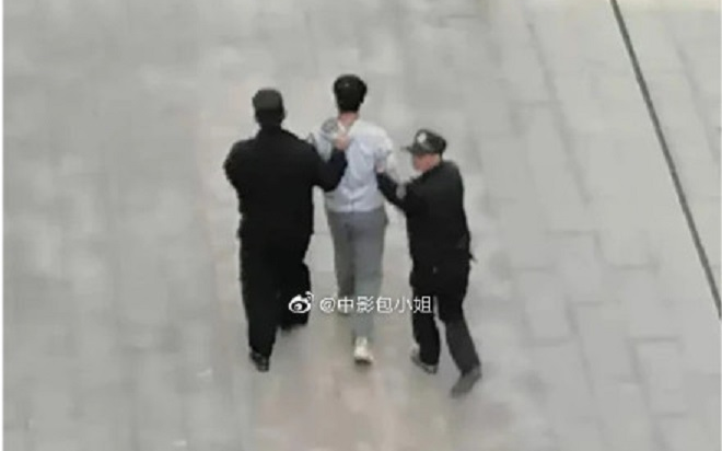 Nam sinh dội axit vào đầu 2 nữ sinh ngay trong giờ học, lời nói sau đó của thủ phạm càng ớn lạnh