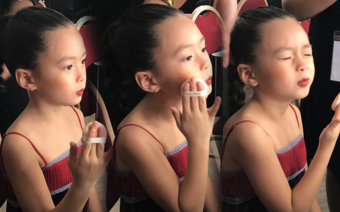 Con gái Đoan Trang tự trang điểm, biểu cảm đáng yêu hút nghìn lượt like