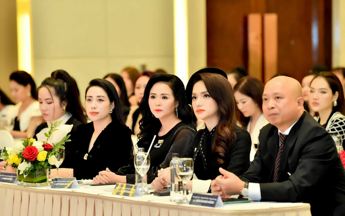 Nữ doanh nhân Phạm Quỳnh xuất hiện cùng Hoa hậu Hương Giang