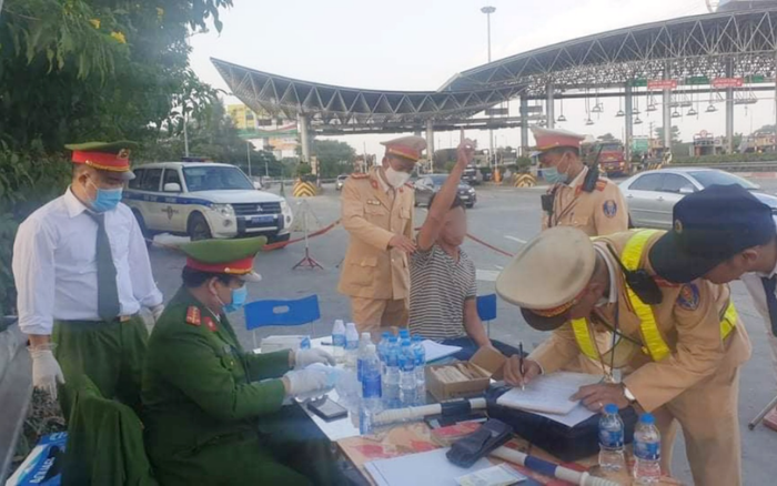 Bị phát hiện dương tính ma tuý, tài xế bật khóc nói do bạn bè 'hãm hại'