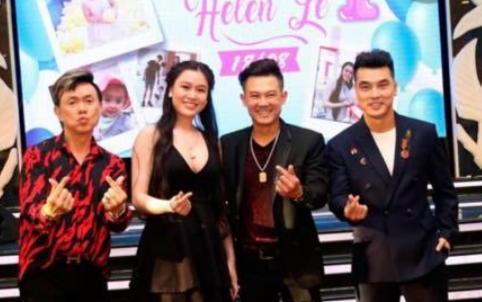 Đau xé lòng với bức ảnh Vân Quang Long cầu nguyện Chí Tài ra đi thanh thản