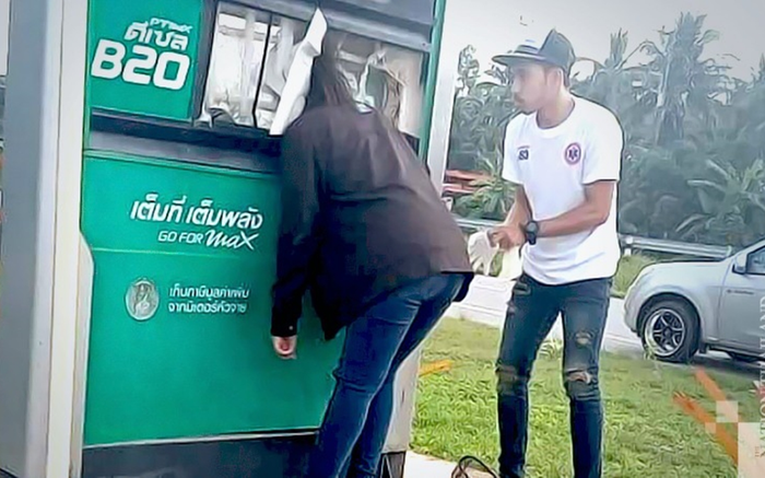 Chạy xe quá tốc độ, người phụ nữ bị kẹp đầu vào tấm biển quảng cáo