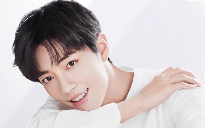 Chỉ với dòng thông báo từ bỏ giảm cân, ăn thả ga mà Tiêu Chiến chễm chệ trên No.1 Hotsearch Weibo