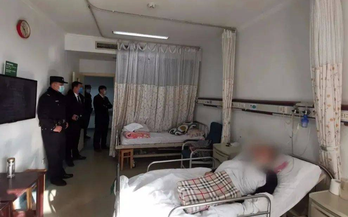 Người đàn ông 'ăn dầm ở dề' trong bệnh viện suốt 6 năm, hành động của gia đình anh ta còn ngạc nhiên hơn