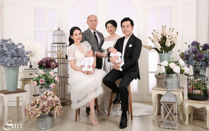 Nhạc sĩ Dương Khắc Linh đón năm mới cùng gia đình nhỏ và ông bà nội