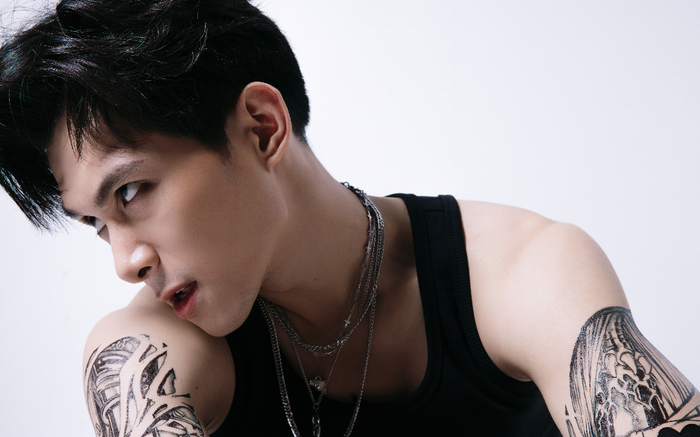 Anh Tú tung ảnh xăm mình cực chất, fan thi nhau gọi tên Kẽm Gai