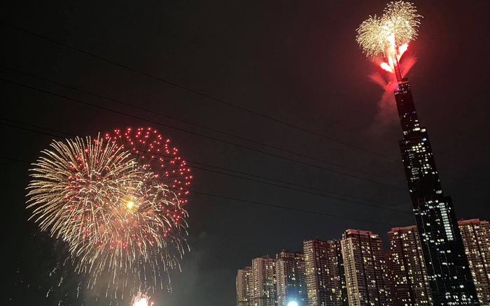 Người Sài Gòn háo hức ngóng chờ pháo bông tạm biệt năm cũ, đón mừng năm mới 2021