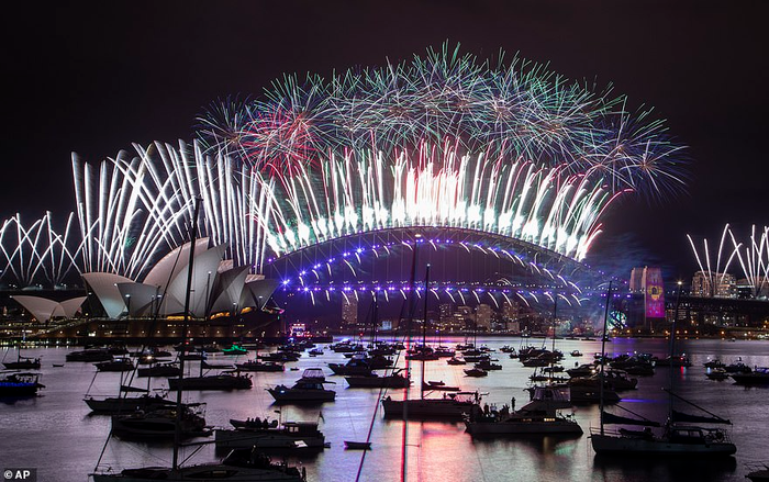 Năm mới 2021 gõ cửa thế giới